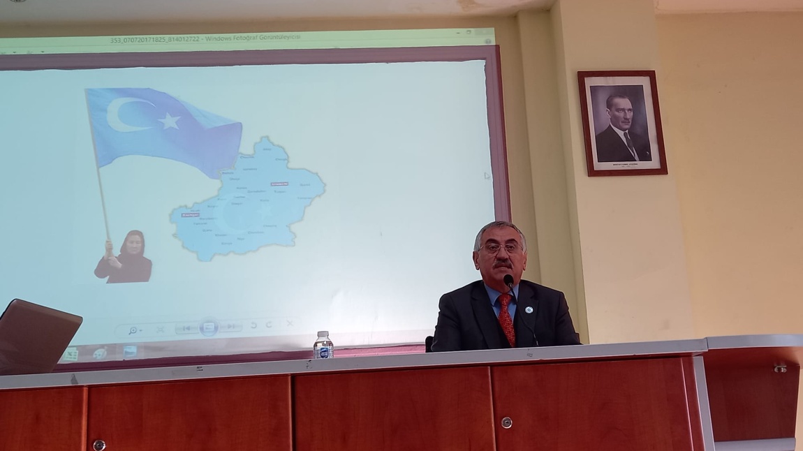 Prof. Dr. Remzi Kılıç Oğrencilerimize Doğu Türkistan'ı Anlattı.